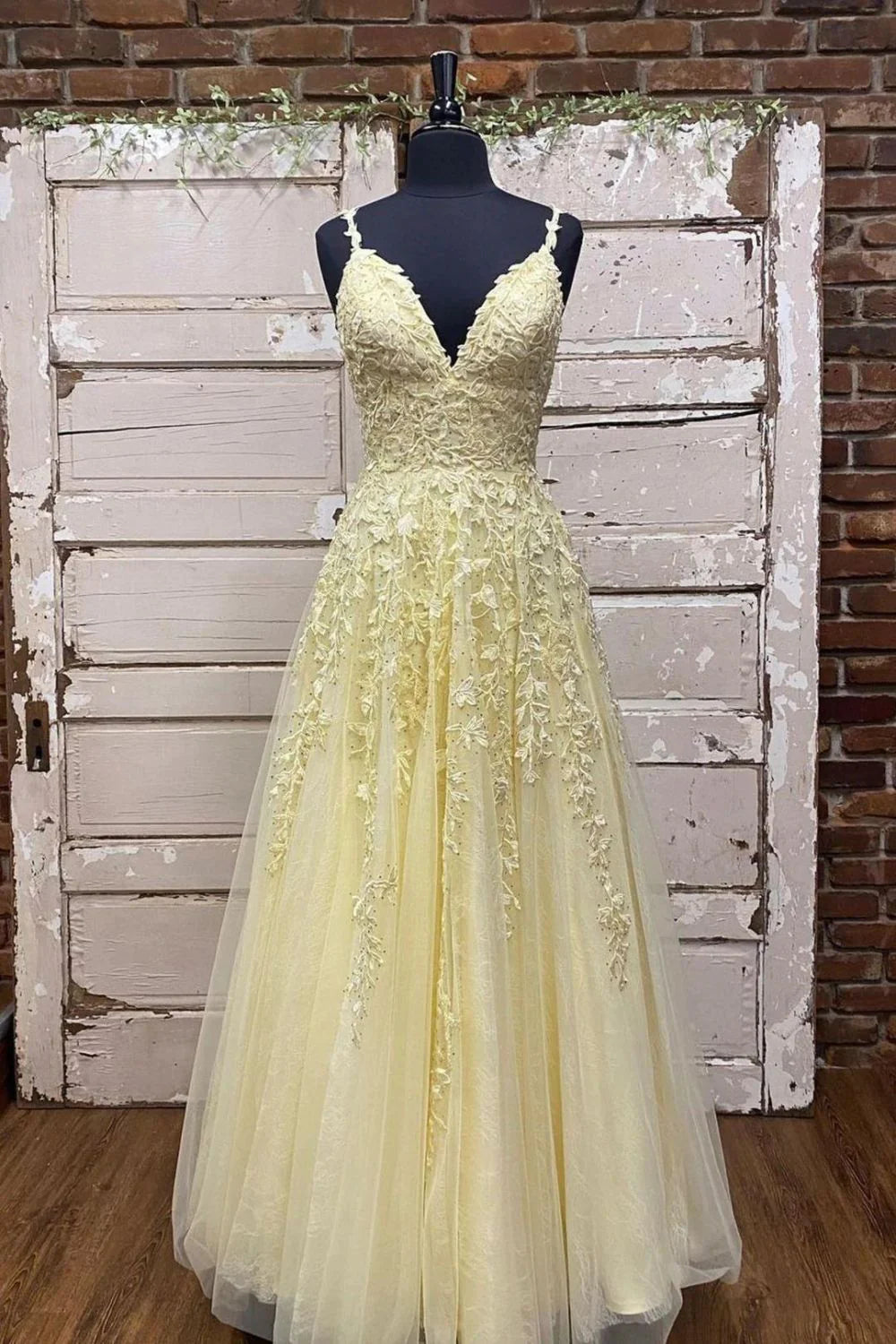 Vestido de fiesta largo amarillo con tirantes finos, corte A y apliques